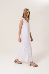 Vestido largo sin mangas, color verde militar, con escote en V y corte recto/holgado. Presenta un detalle de costura vertical en el centro de la falda.