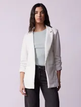 Blazer blanco de Robert Louis con cuello con solapa, abertura central con botón, bolsillos delanteros y mangas 3/4 con frunces.