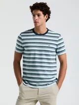 Remera de hombre a rayas horizontales en tonos celeste, azul y blanco. Tiene cuello redondo a contratono azul marino y logo de pingüino bordado en el pecho. Confeccionada en 100% algodón.