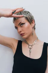 Collar plateado de cadena con dije de candado y cadena colgante.