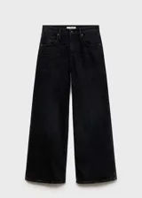Pantalón jean wide leg color negro, de tiro bajo, con cinco bolsillos y cierre frontal con cremallera y botón.