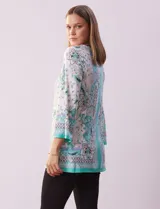 Blusa estampada marca Ruby Rd con aplique de crochet en el escote y mangas 3/4 amplias.