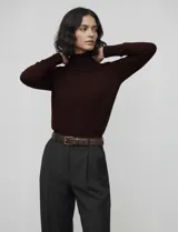 Polera de punto fino marca Nienty, color bordó, con cuello alto y mangas largas con detalle de tajo en los puños.