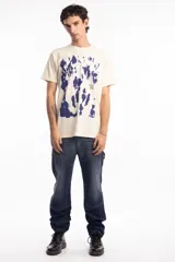 Remera unisex color beige de algodón con estampado abstracto en azul.