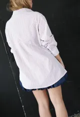 Camisa oversize a rayas verticales azules y blancas, con bolsillo en el pecho con detalle bordado.