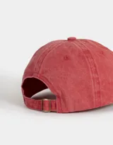 Gorra de béisbol color rojo cereza con bordado frontal en color crudo con la frase "Wild Like The West".