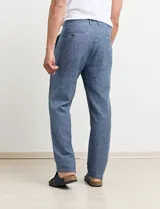 Pantalón de vestir verde oscuro, de corte recto y tiro medio.