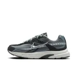 Championes Nike Initiator de hombre, color negro con detalles en gris y blanco.