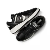 Championes urbanos Converse Weapon, color negro con detalles en blanco.