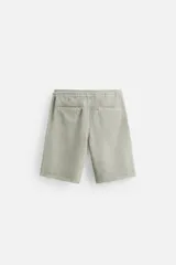 Bermuda color beige de denim de algodón, corte relaxed fit, con cintura elástica ajustable con cordón, bolsillos frontales y traseros.