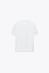 Camiseta blanca de algodón, de corte recto, cuello redondo y manga corta.