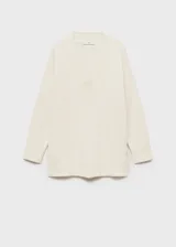 Sweater color beige de tejido de punto con cuello en V y corte oversize.
