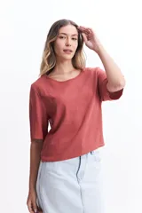 Blusa color ladrillo de algodón con mangas 3/4, escote redondo y corte amplio.