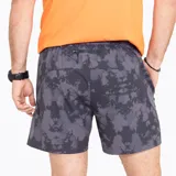 Short deportivo de trail running gris con estampado abstracto, confeccionado en poliéster y spandex. Cuenta con cintura elástica con cordón interior, bolsillo trasero con cierre y dos bolsillos laterales.