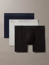 Pack de tres bóxers largos Calvin Klein Ultra Soft Modal, confeccionados en modal suave y elástico. Incluye un bóxer azul marino, uno gris y uno negro. Todos con cinturilla elástica con logo Calvin Klein en tono sobre tono.