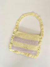 Cartera tejida a crochet con hilo 100% de algodón, con diseño a rayas y volados bordeando la cartera extendiéndose hacia la manija.