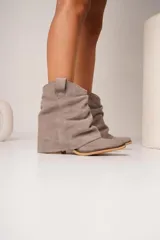 Botas texanas de cuero gamuzado color marrón, con caña media y punta fina.