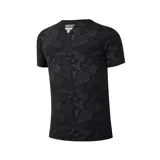 Remera negra de algodón con estampado all over del logo y nombre del equipo Chicago Bulls en gris. Logo del equipo bordado en el pecho.