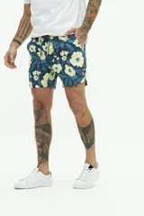 Short de baño con estampado a rayas verticales en tonos celeste y blanco, con cintura elástica ajustable con cordón, dos bolsillos laterales y uno trasero.