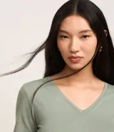 Blusa verde de viscosa con escote en V y mangas cortas.