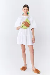 Vestido corto de algodón pima, con mangas balloon y escote redondo, cuenta con volado en el ruedo.