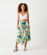 Blusa cropped blanca de laise con escote en pico, tirantes finos y bajo ancho.