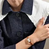 Reloj Skagen modelo Hagen Micro con caja rectangular dorada y esfera blanca. Correa de cuero marrón. Resistencia al agua 3 ATM.