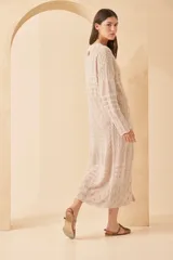 Kimono largo color beige de algodón con tejido calado y cordón ajustable en la cintura.