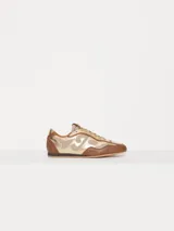 Zapatilla urbana color marrón y dorado, confeccionada en cuero vacuno con recortes en mesh.