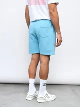 Bermuda deportiva negra de felpa con logo Umbro estampado en blanco en la pierna derecha.