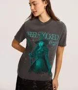 Remera de algodón gris oscuro con efecto desteñido y estampado frontal de Elphaba, la Bruja Mala del Oeste, con el texto "FEEL WICKED ELPHABA".