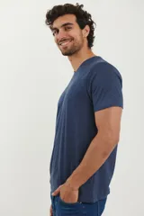 T-shirt básica de algodón con escote en V y mini estampa de ancla en relieve.