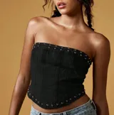 Top strapless negro de denim con tachas plateadas en el borde superior e inferior.