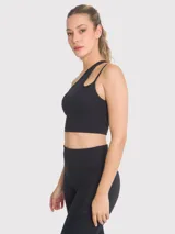Top deportivo negro asimétrico de un hombro con una mini abertura y una tira delgada. Cuenta con sujetador integrado en el interior y almohadillas removibles.