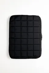 Funda acolchada negra para laptop con cierre perimetral.