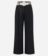 Pantalón wide leg verde oliva de cintura alta, confeccionado en viscolino, con trabillas en la cintura, cierre tradicional y pliegues. Incluye cinturón de rafia artificial.