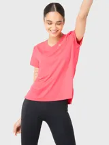 Remera deportiva negra de manga corta con cuello en V, confeccionada en tela de secado rápido.