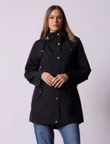 Campera impermeable color beige, marca Weatherproof, con capucha desmontable, cierre central oculto con botones a presión, bolsillos laterales con cierre y corte a la altura de la cadera.