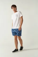 Short de baño estampado con cintura elástica ajustable con cordón, dos bolsillos laterales y uno trasero. Confeccionado en tela ligera de secado rápido y logo bordado.