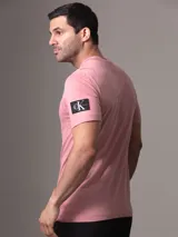 Remera rosa de algodón de Calvin Klein con cuello redondo, manga corta y logo en la manga.