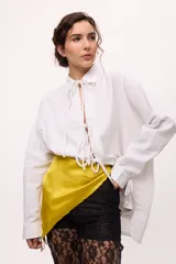 Bandana de satén color amarillo.