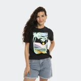 Remera negra de corte regular con estampa de paisaje de playa con palmeras y texto 'California' y 'Reef'.