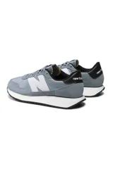 Championes urbanos New Balance, color celeste con detalles en blanco y negro.