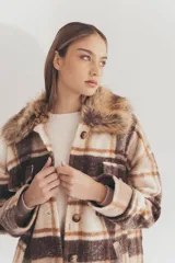 Tapado largo con estampado a cuadros en tonos marrón, beige y blanco. Presenta cuello con solapa y detalle de piel sintética.