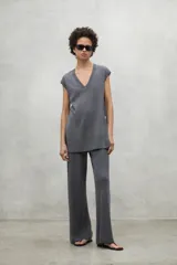 Chaleco gris de lino con cuello en V y corte holgado.