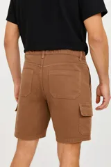 Bermuda color verde militar con bolsillos laterales tipo cargo.