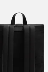 Mochila negra con acabado engomado, solapa y hebilla de liberación rápida. Tiene un bolsillo frontal con cierre imantado, asa de mano, dos asas de hombro ajustables, parte posterior acolchada y banda de sujeción para equipaje. El interior cuenta con un bolsillo con cierre y un compartimento para dispositivos electrónicos de hasta 13 pulgadas.