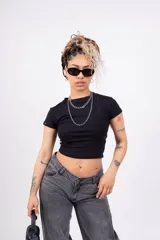 Remera celeste de corte cropped y mangas cortas.