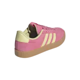 Championes Adidas VL Court 3.0 de gamuza color rosa con detalles en amarillo y suela color caramelo.