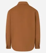 Camisa marrón de manga larga, confeccionada en sarga, con cuello inglés, abotonado delantero, bolsillos en el pecho con solapa y puños abotonados.
